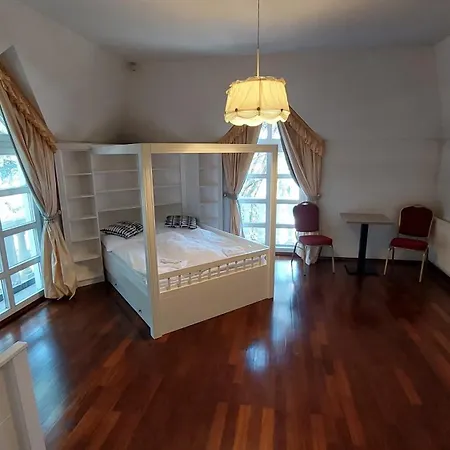 Castle Garden *** Apartment Szombathely Room photo
